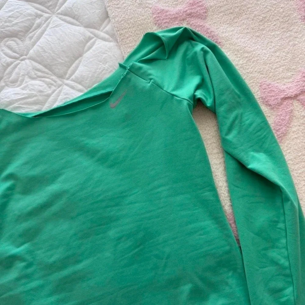 Nike sleeve fit top